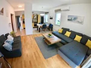 Sunny apartment by the beach - Kaštel Štafilić