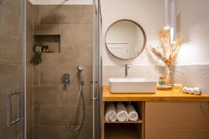 Adelas Apartment BR & LR Next to Metro and 20 From Acropolis