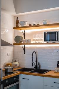 Adelas Apartment BR & LR Next to Metro and 20 From Acropolis