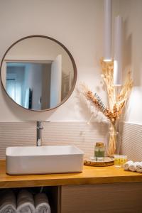 Adelas Apartment BR & LR Next to Metro and 20 From Acropolis