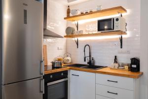 Adelas Apartment BR & LR Next to Metro and 20 From Acropolis