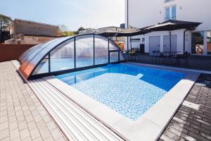 Pod Winogronem - Apartamenty z basenem i wyżywieniem