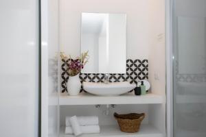 Apartment with Terrace room in SingularStays Roger de Flor