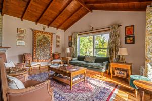 SaffronStays Plaksha - 2BR pet-friendly homestay with Himalayan views, verandah dining & bonfire near Chauli ki Jali