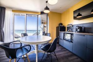 Hotels Logis Hotel Ker Mor : Appartement avec Balcon - Vue sur Mer