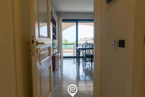 Charming Seaview Apartment img14