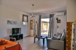 Marizas Beachfront Apartment with Swimming Pool