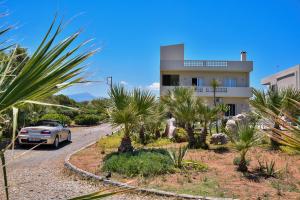 Marizas Beachfront Apartment with Swimming Pool