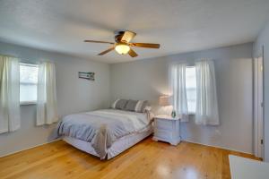 Hot Tub and Dock Access Lake Hatchineha Getaway!