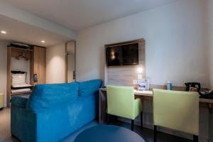 Hotels Kyriad Annemasse - Geneve : Chambre Familiale avec 2 Lits Simples et Canapé-Lit Double 