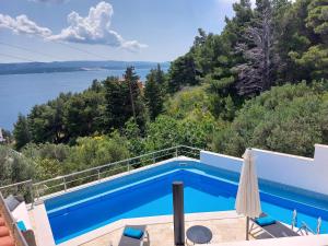 Apartman Traper with sea view and private pool