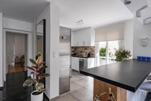 The Black Marble - Sea View, 2BR, 2BA by BnC