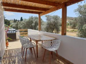 Lemonia Apartment with yard