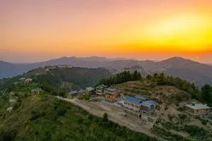 StayVista at Sarion Cottage at Daafi - Bonfire & Valley View - Nārkanda