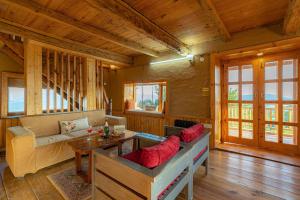 StayVista at Sarion Cottage at Daafi - Bonfire & Valley View