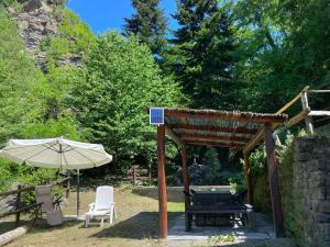 Villa con bosco giardino e ruscello ad uso esclusivo