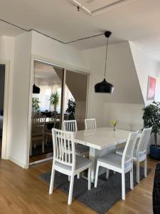 Rymlig och modern lägenhet i villa. Perfekt för familjer. Med parkering.