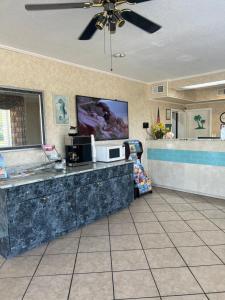 Hole Inn the Wall Hotel - Fort Walton Beach - Sunset Plaza - nearby Beaches & Hurlburt