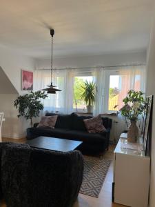 Rymlig och modern lägenhet i villa. Perfekt för familjer. Med parkering.