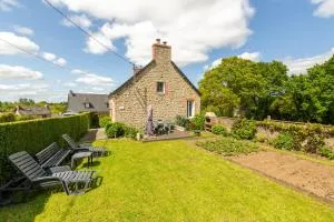Maison confortable à Rostrenen avec jardin et cheminée - Glomel