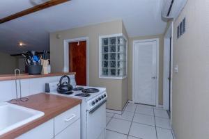 Tree-house style cabin Loft apt North Palm Beach