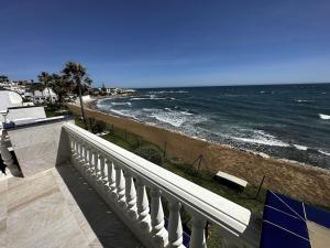 Beachfront apartment with pleasant views of the sea and the historic lighthouse.