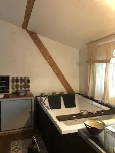 Cosy Cabane Boise solaire, Balneo bath et toilette seche a la Ferme - Bias