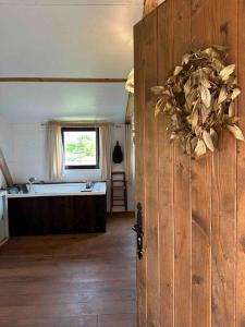 Cosy Cabane Boise solaire, Balneo bath et toilette seche a la Ferme
