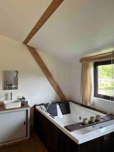 Cosy Cabane Boise solaire, Balneo bath et toilette seche a la Ferme