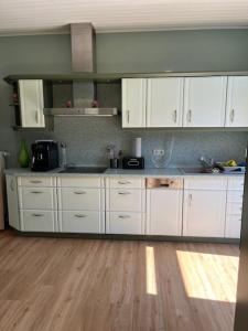 FeWo mit 3 SZ, direkte Innenstadtlage, Südterrasse, Parkplatz auf dem eigenem Privatgrundstück, 2x E-Bike und E-Autoladesäule inklusive, Konzertkirche, Schauspielhaus, FH, Jahnsportforum sowie der Tollensesee sind fußläufig in ein paar Minuten e