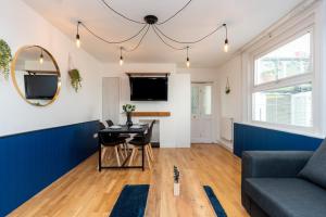 Free Parking Coastal Modern One Bedroom Apartment