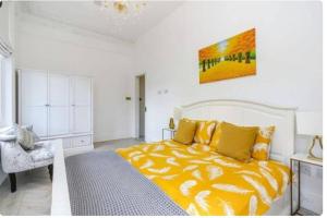 Cosy bright & large 4 bedroom Flat With parking