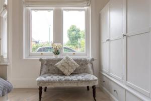 Cosy bright & large 4 bedroom Flat With parking