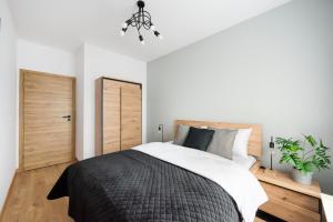 Wola Skwer Sunny Apartment by BookingHost