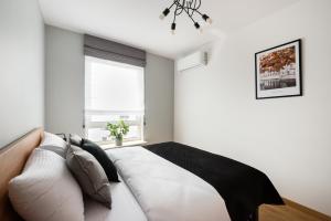 Wola Skwer Sunny Apartment by BookingHost