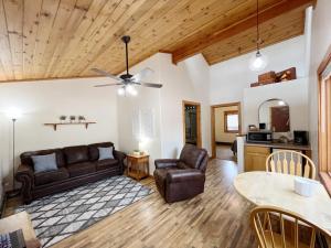 Ponderosa B Cabin Suite