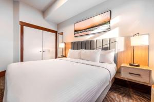 Blackstone Mountain Lodge by CLIQUE