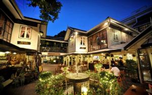 Silom Village Inn hotel, 
Bangkok, Thailand.
The photo picture quality can be
variable. We apologize if the
quality is of an unacceptable
level.