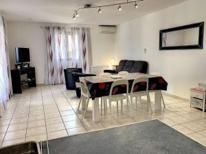 Maisons de vacances Maison de plain-pied avec jardin, clim, 3 chambres et parking pres du Bassin de Thau - FR-1-604-19 : photos des chambres