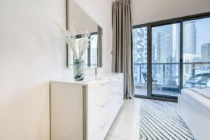 Luxury 1 Bedroom Marina View, Sleeps 6, 1 Min to Metro