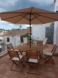 Balcón de la Moreria con leña