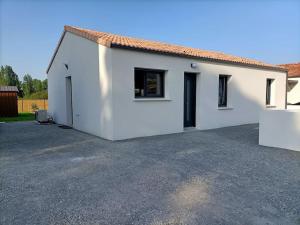 Maisons de vacances Charmante maison 8 personnes a 2km de la mer, avec piscine 