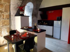 Appartements Studio avec jacuzzi terrasse amenagee et wifi a Ambrieres les Vallees : photos des chambres