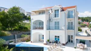 Luxury villa Apts with 40 sqm heated communal pool & gym, 200m to beach