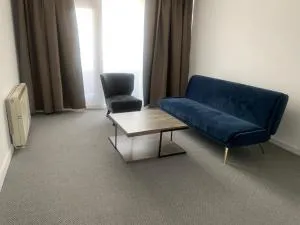 Beautiful-2 bedroom Apartment, 1 bathroom, sleeps 6, in greater london (South Croydon). Provides accommodation with WiFi, 3 minutes Walk from Purley Oak Station and 10mins drive to East Croydon Station - 珀利