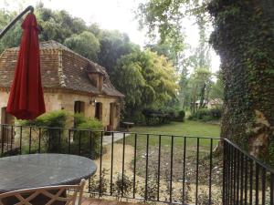 Appartements N°1 Charming apartment in the old walnut mill of Domaine de La Barde. Private terrace on the ground floor. : photos des chambres