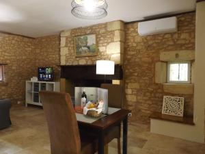 Appartements N°1 Charming apartment in the old walnut mill of Domaine de La Barde. Private terrace on the ground floor. : photos des chambres