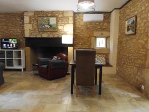 Appartements N°1 Charming apartment in the old walnut mill of Domaine de La Barde. Private terrace on the ground floor. : photos des chambres