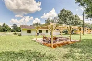 Bright Wallis Cottage with Pergola and Grill! - Cat Spring