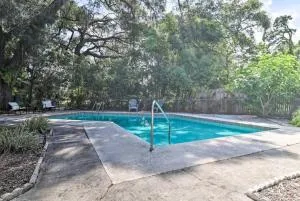 Pool home sleeps 6 with large fenced yard - Beeghly Heights